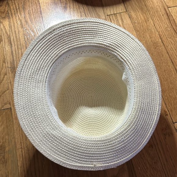 White hat. - Picture 2 of 2